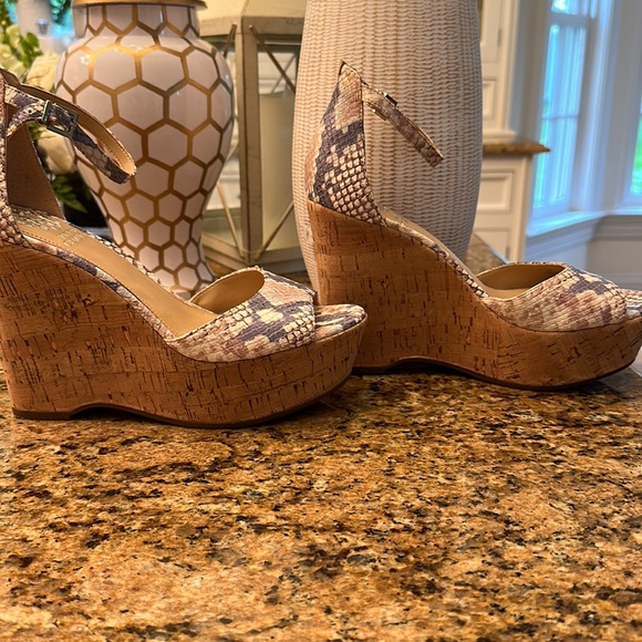 Vince Camuto platform wedge sandals - Picture 2 of 6